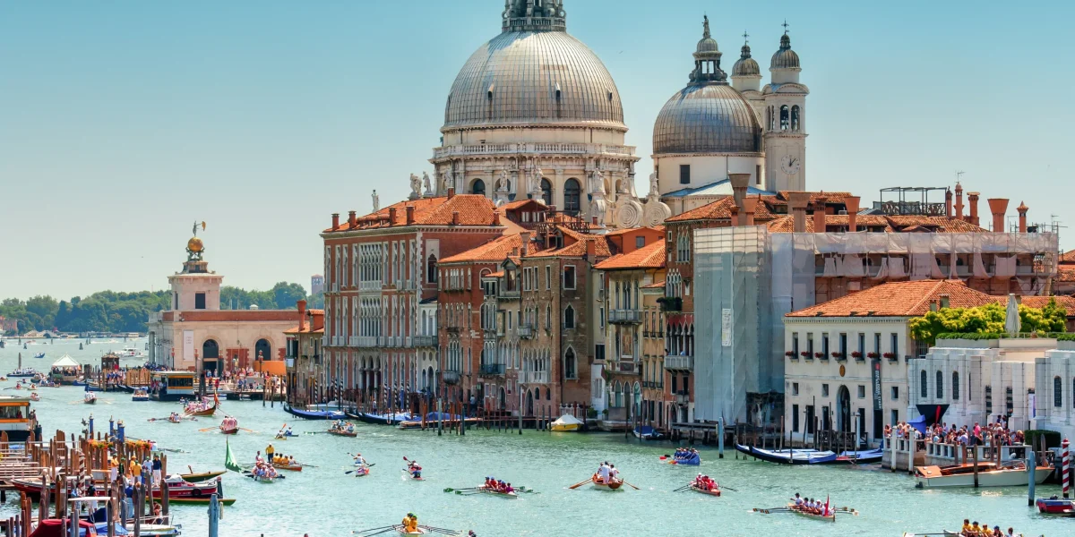 grand-canal-venice-day-regatta-927739226